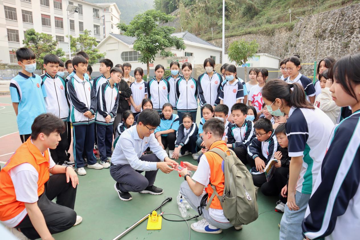 团队老师和成员为同学们讲解飞行原理1